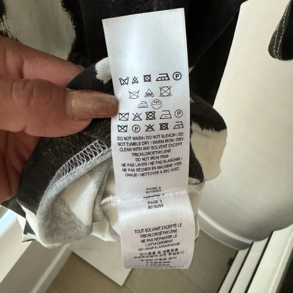 Burberry LOGO DETAIL COW PRINT COTTON OVERSIZED T-SHIRT IN BLACK - Picture 10 of 10